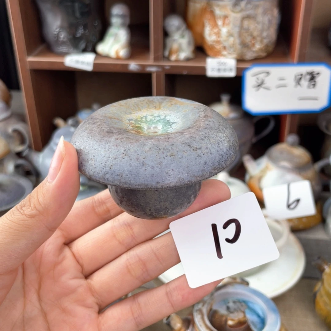 10中白蘑菇盖置一起喝茶