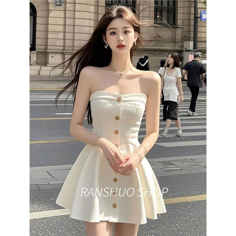 白色一字肩抹胸单排纽扣连衣裙女春季收腰显瘦高级感轻奢性感短裙