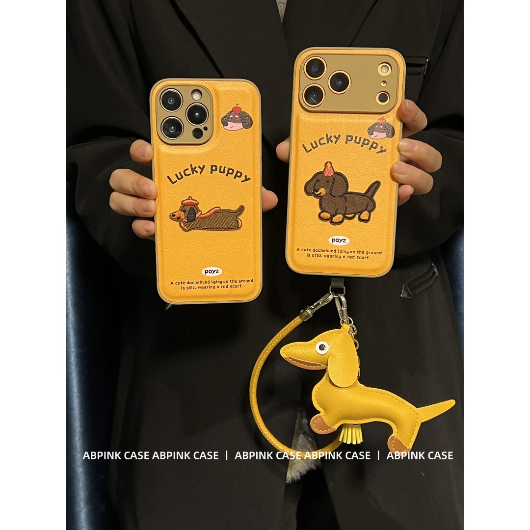 星宇橙皮纹刺绣小狗适用iPhone17promax苹果16手机壳15腊肠狗挂件