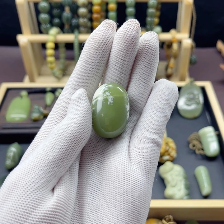 昊***鹏岫岩老玉（透闪石质玉）未镶嵌颈饰