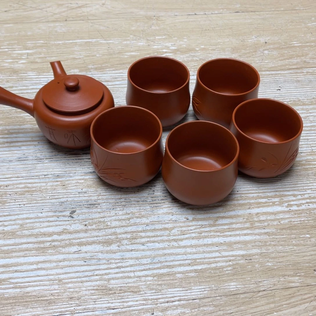 瓷片密密麻麻地排列着一个