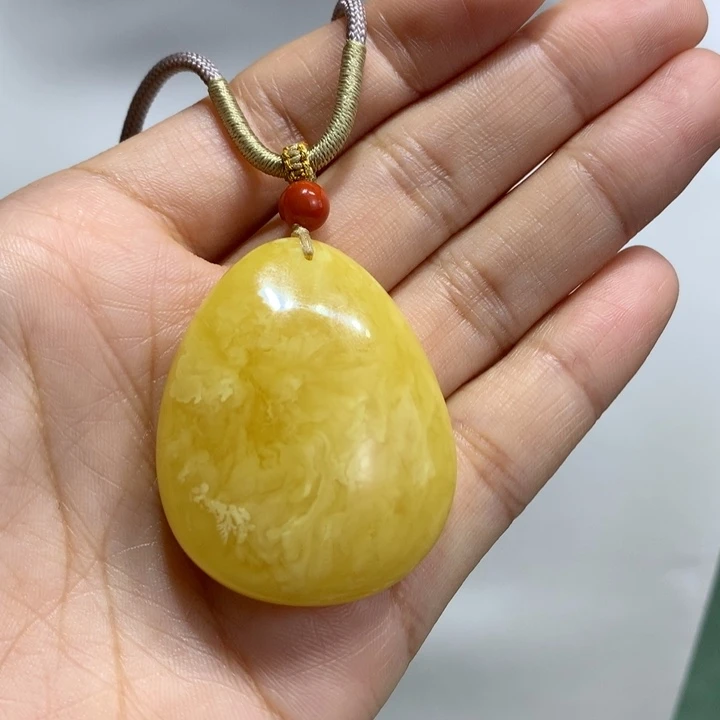 我***姐蜜蜡未镶嵌颈饰吊坠