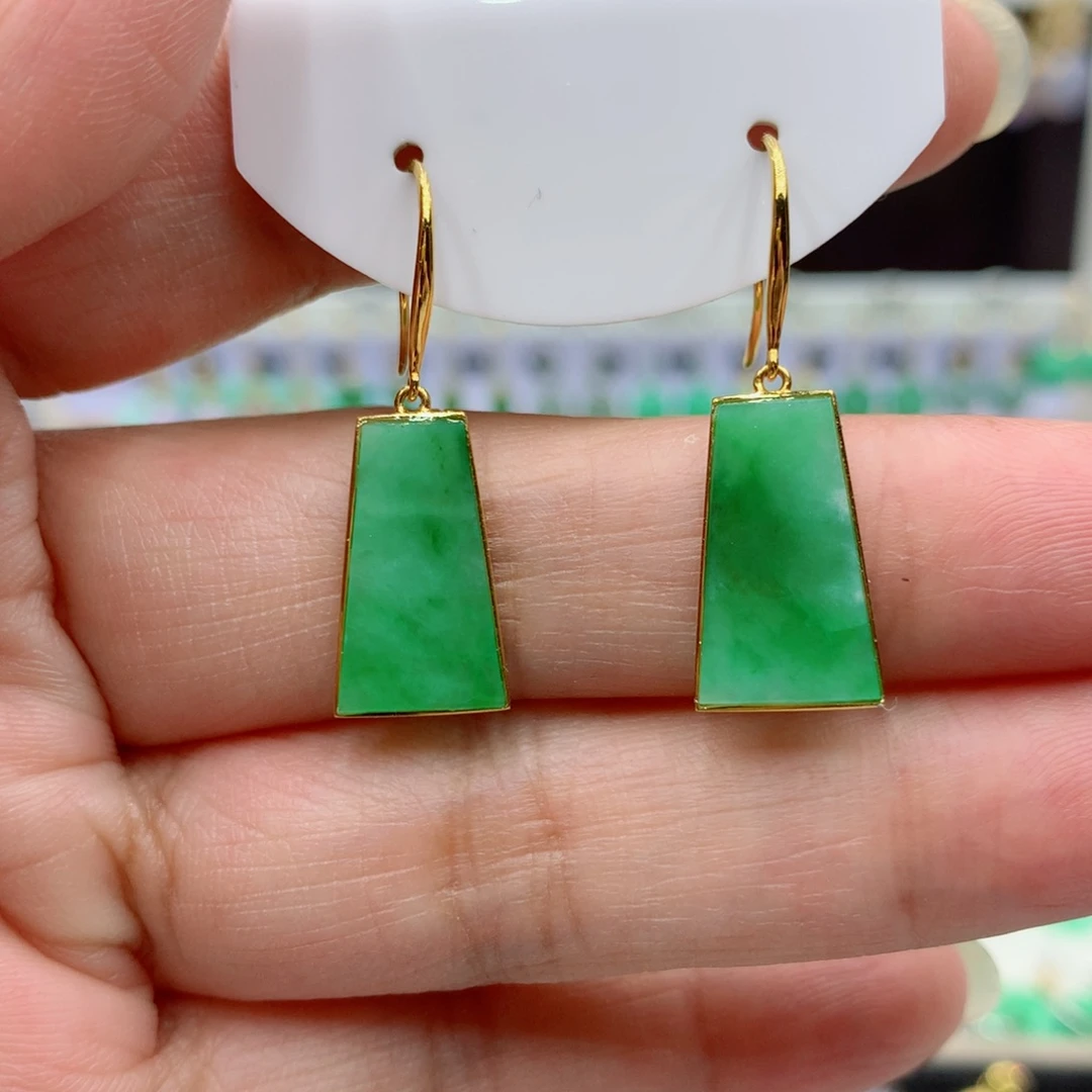 翡翠18K金镶嵌耳饰的