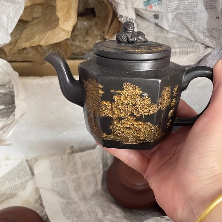 紫砂茶壶原矿泥料手工制作的一把紫砂壶。