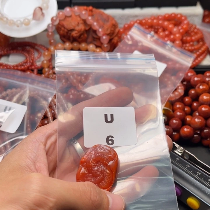 明***明南红玛瑙未镶嵌多样性发货默认微瑕称重13.6克