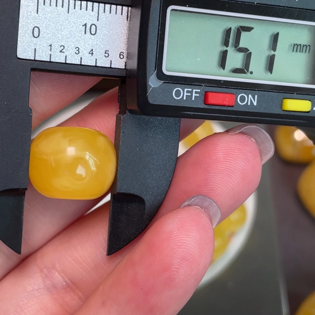 未镶嵌琥珀裸石微瑕65