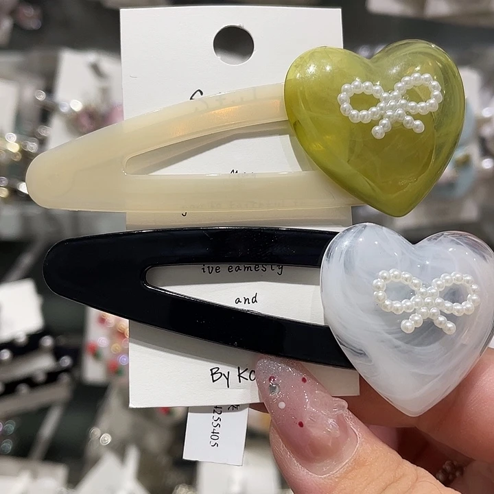 皮质非金属两只 一白色一个绿色爱心