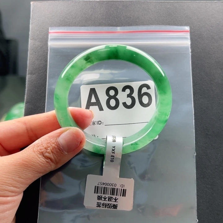 小***冷石英质玉未镶嵌手镯55