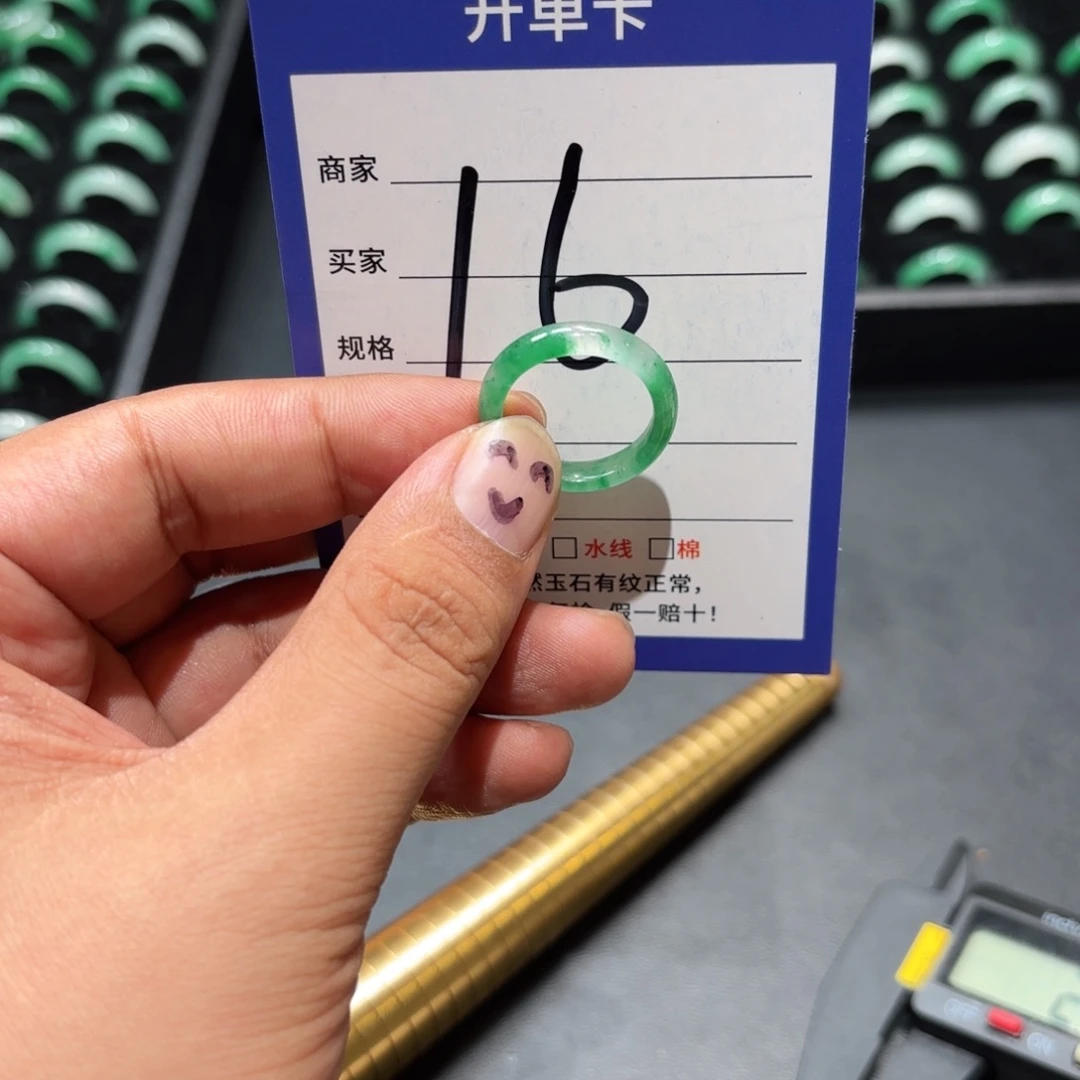 未镶嵌石英质玉戒指