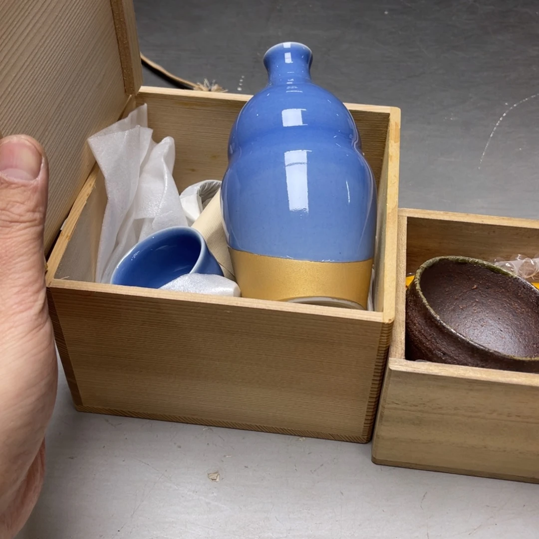 瓷片七*鹰密密麻麻地排列着一个