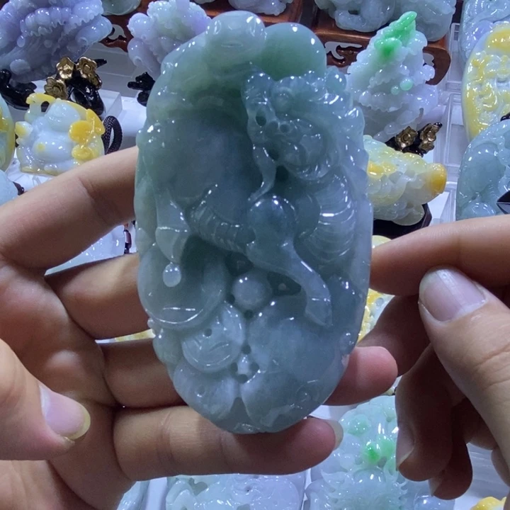 翡翠未镶嵌把件麒麟回头 吃穿不愁