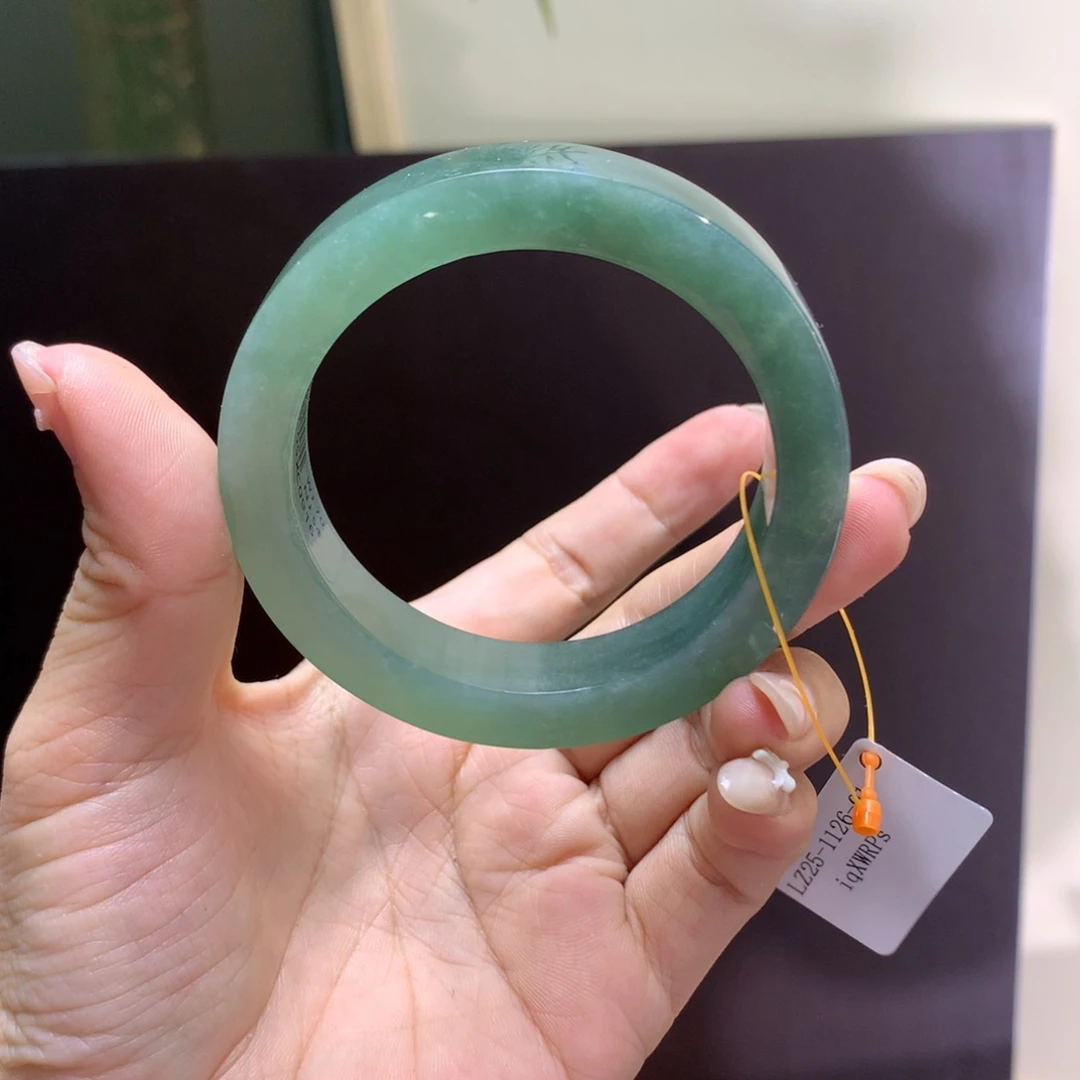 定制翡翠未镶嵌翡翠手镯