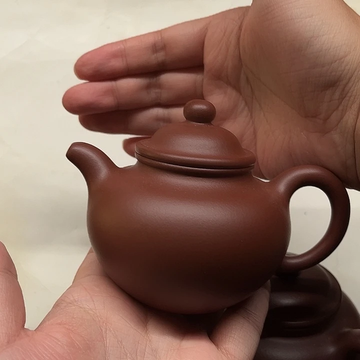 青***是茶壶紫砂青山出品，掇球壶。