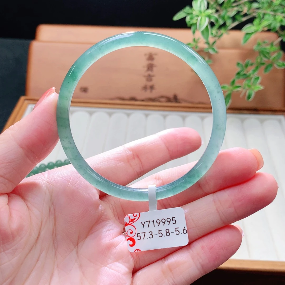 未镶嵌手镯（圆镯）翡翠