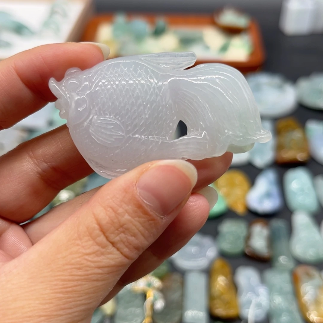 翡翠未镶嵌颈饰大鱼