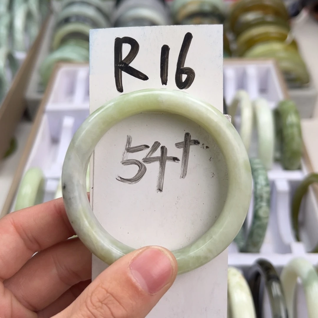 岫玉手镯未镶嵌天然岫玉微瑕，可以正常佩戴