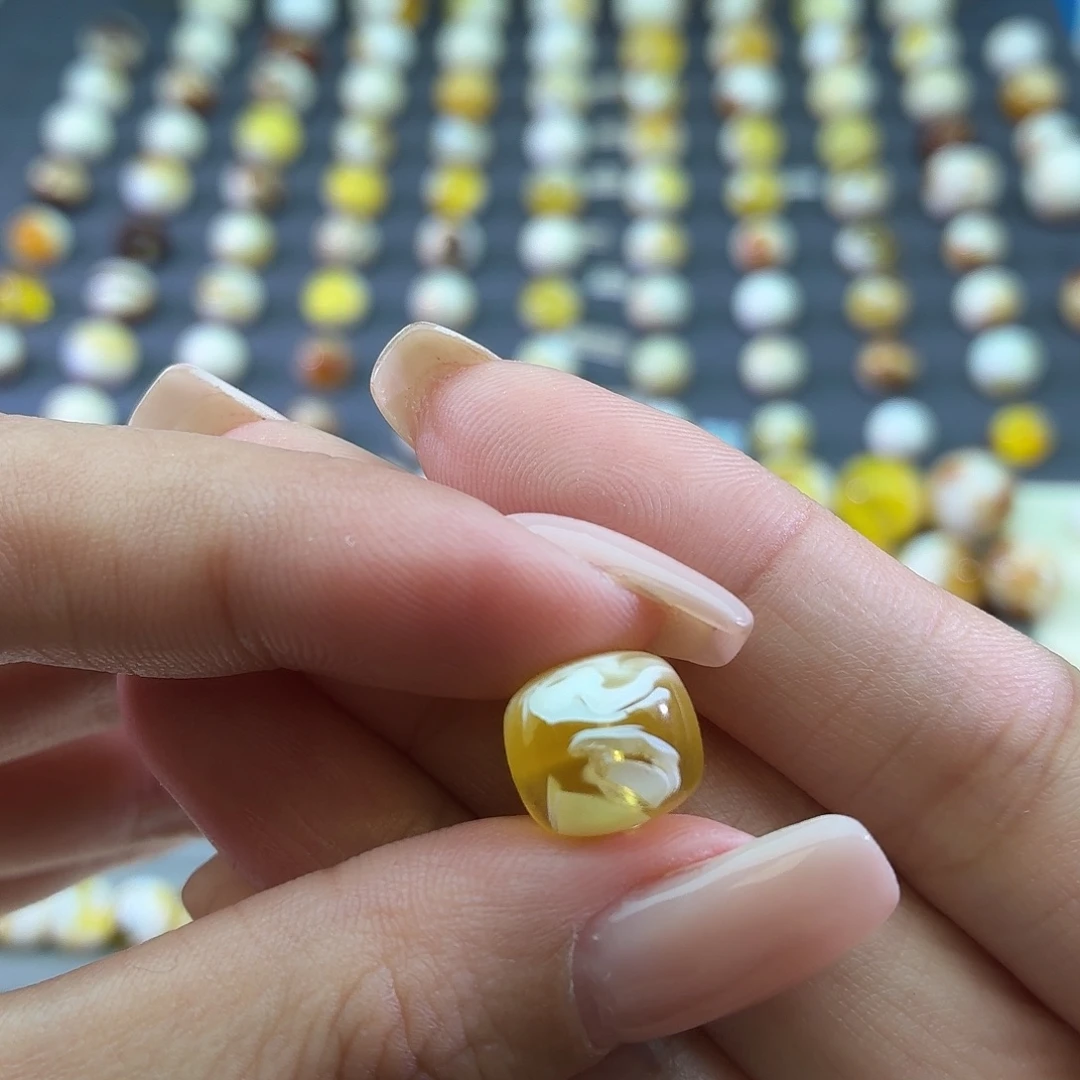 阿***…琥珀未镶嵌裸石11.6mm