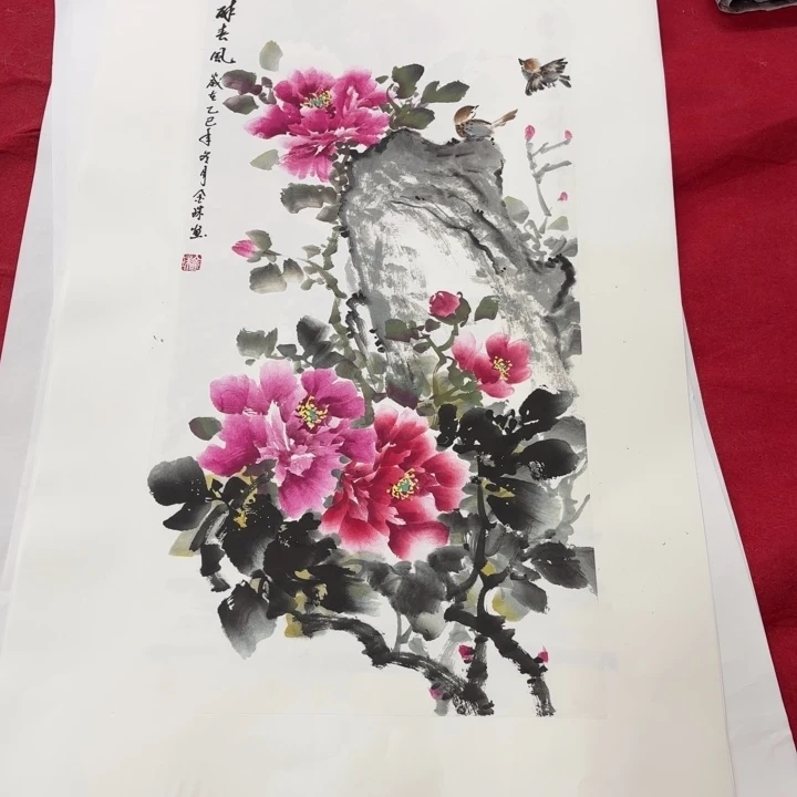 国画花鸟等图案为一体而得