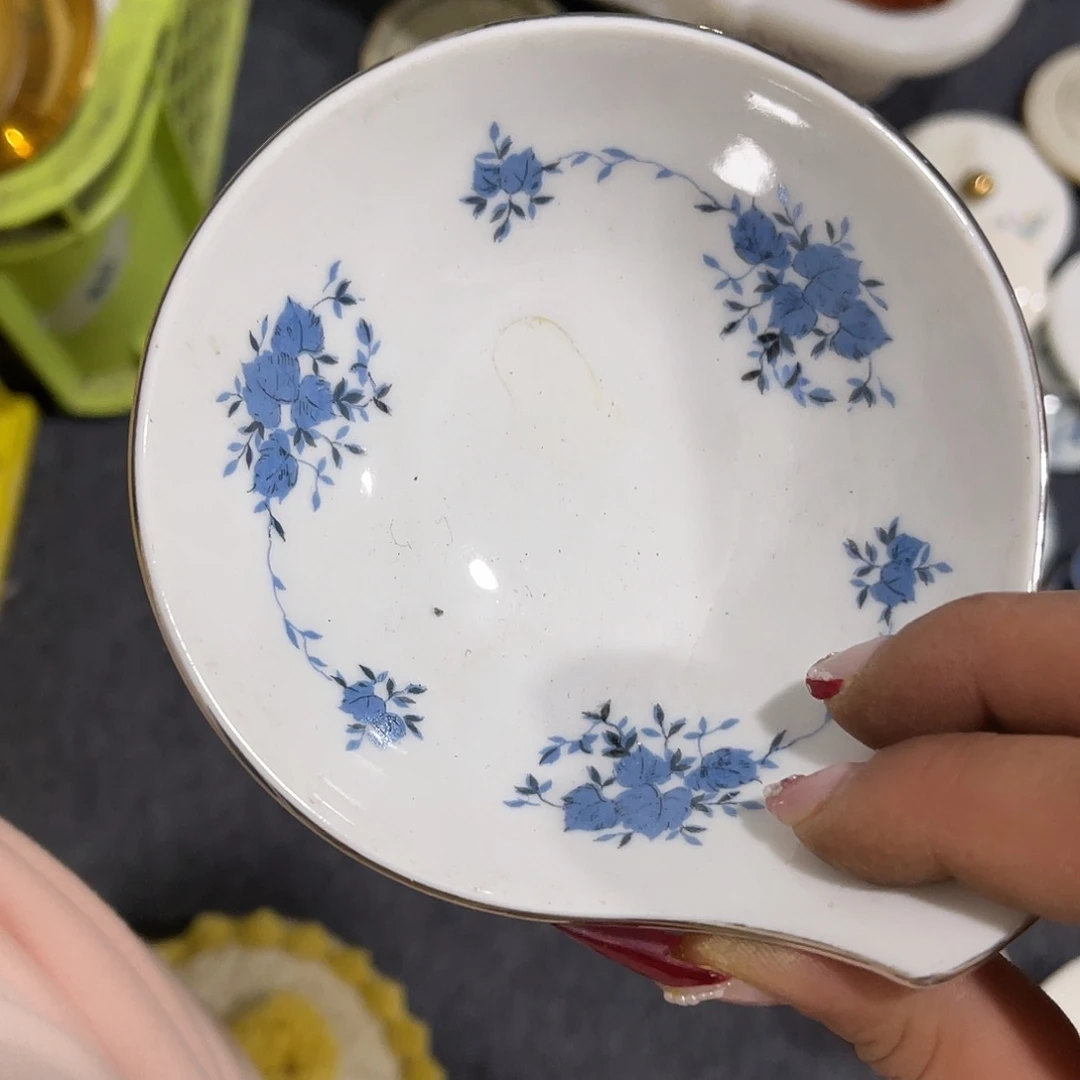 瓷片?*嗯！羽毛球等多种比赛场地及