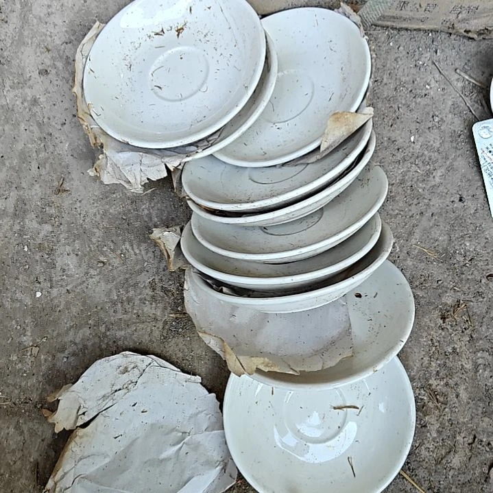 摆件盘子碗茶壶啥都有