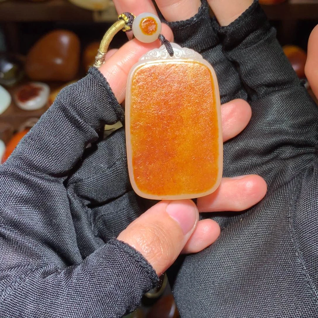 小***吧和田玉未镶嵌颈饰