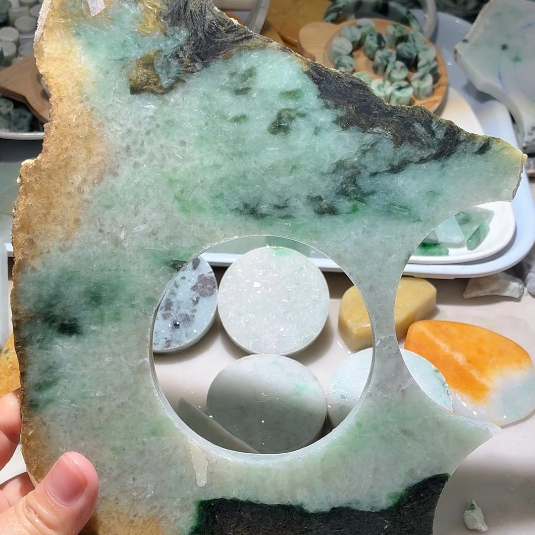 翡翠未镶嵌颈饰边角料