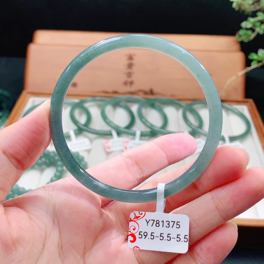 翡翠手镯（圆镯）未镶嵌