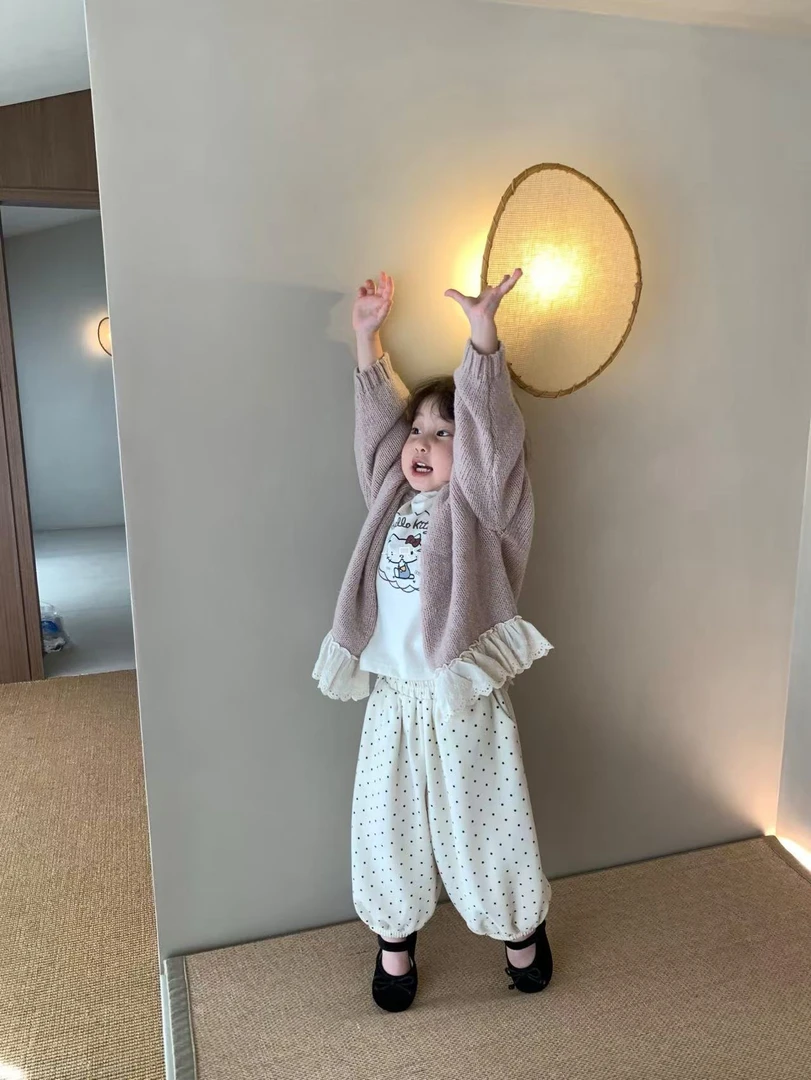 2025年秋冬新款女童韩版KT猫上衣花边针织开衫外套波点裤套装