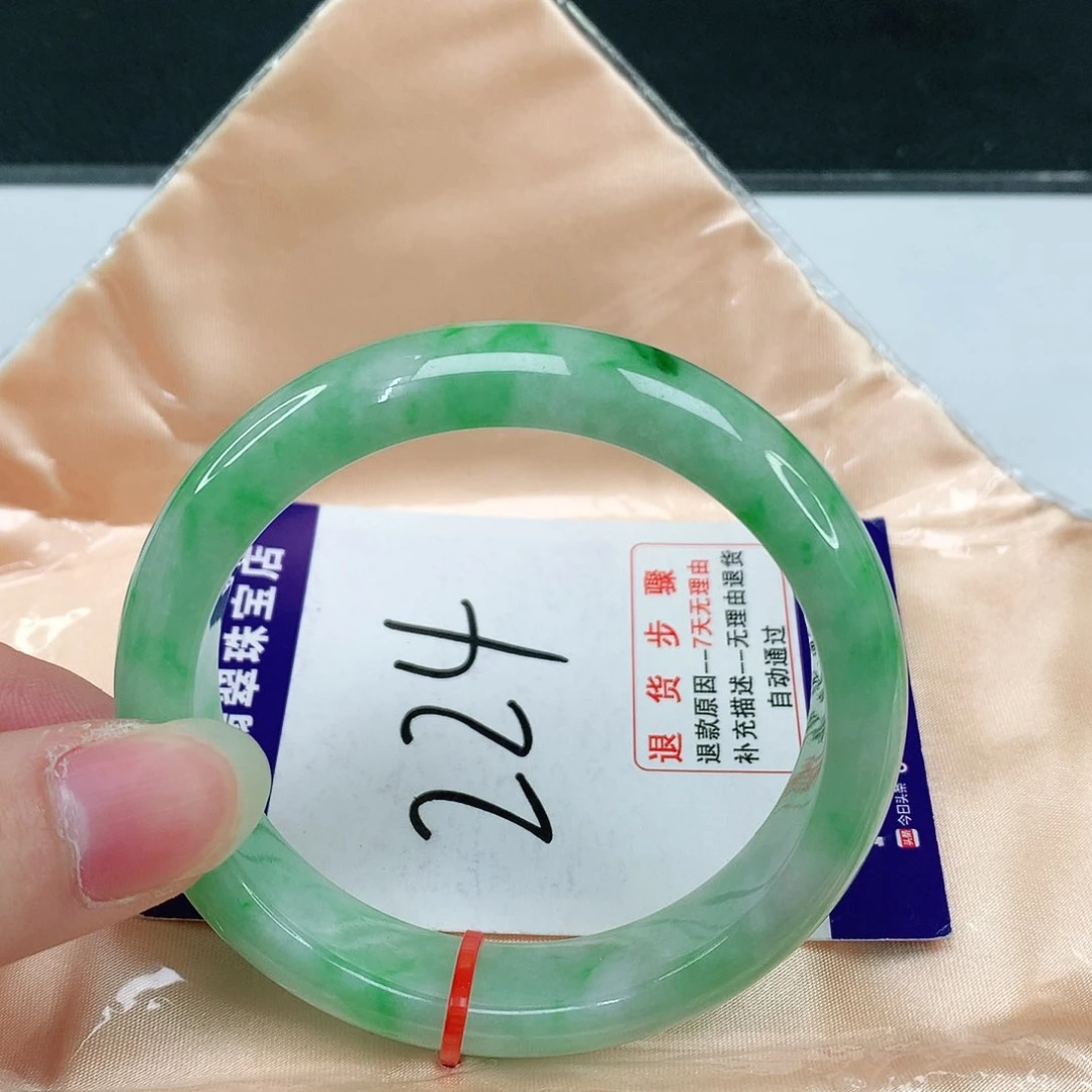 翡翠手镯未镶嵌翡翠
