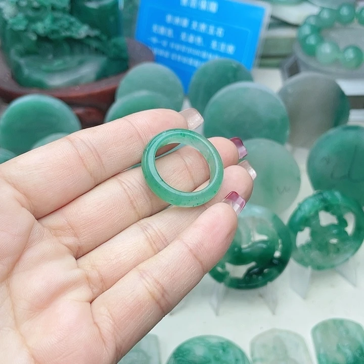 颈饰未镶嵌石英质玉