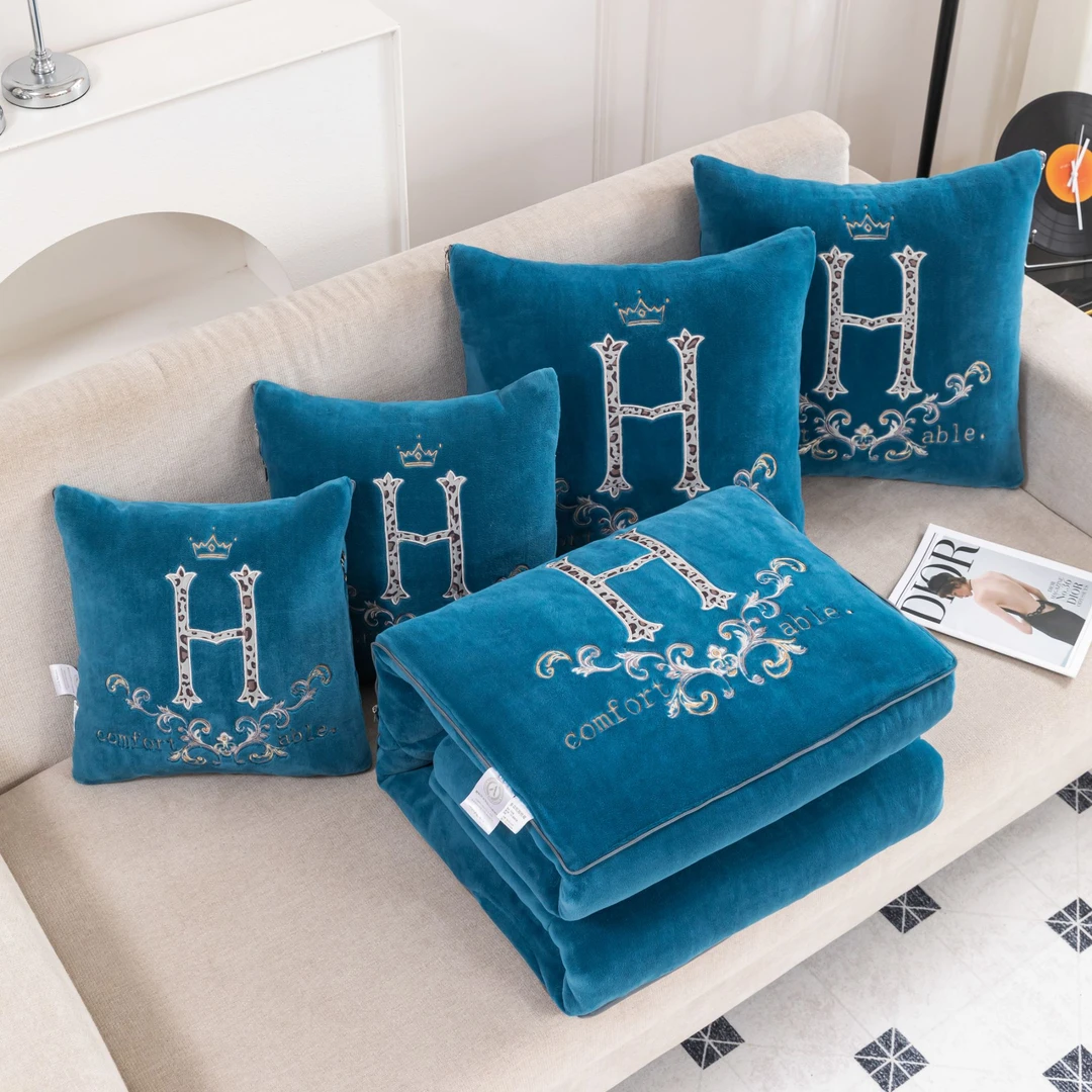 简约复古牛奶绒抱枕被子两用午休被枕头汽车载靠枕办公室折叠被子