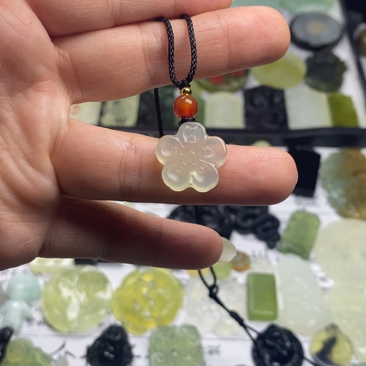 蛇纹石玉颈饰合金