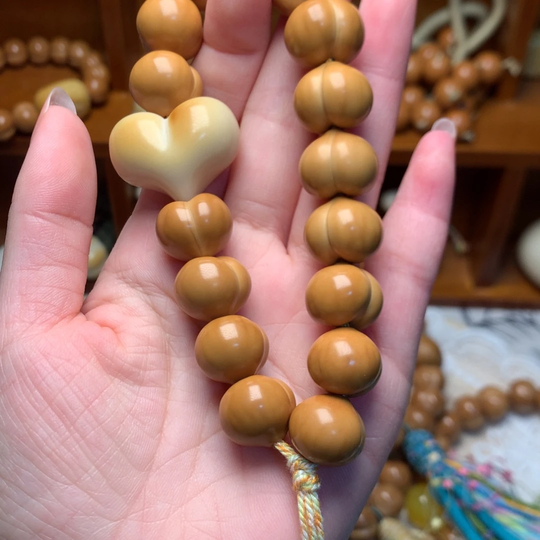 吊坠猴头核桃15高定屁桃手持白爱心