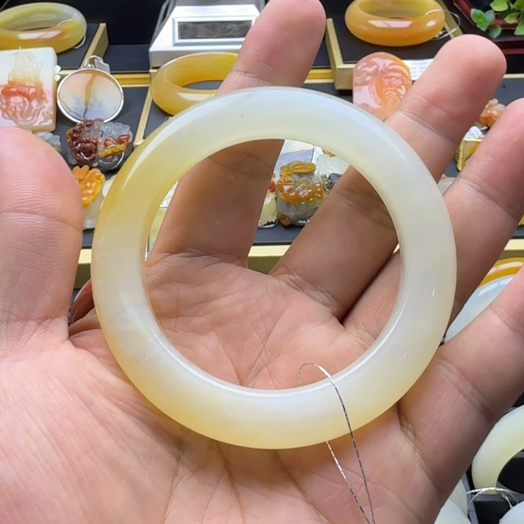 逍***遥石英质玉（黄龙玉）未镶嵌颈饰