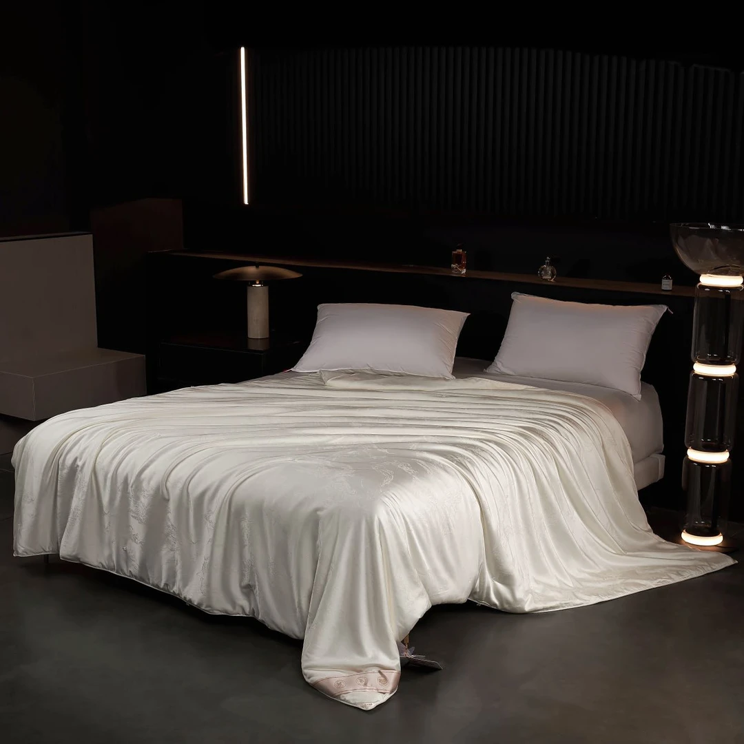 语菲`甄选之选`【水月揽境】——7A级巴马蚕丝被采用提花 金银丝点