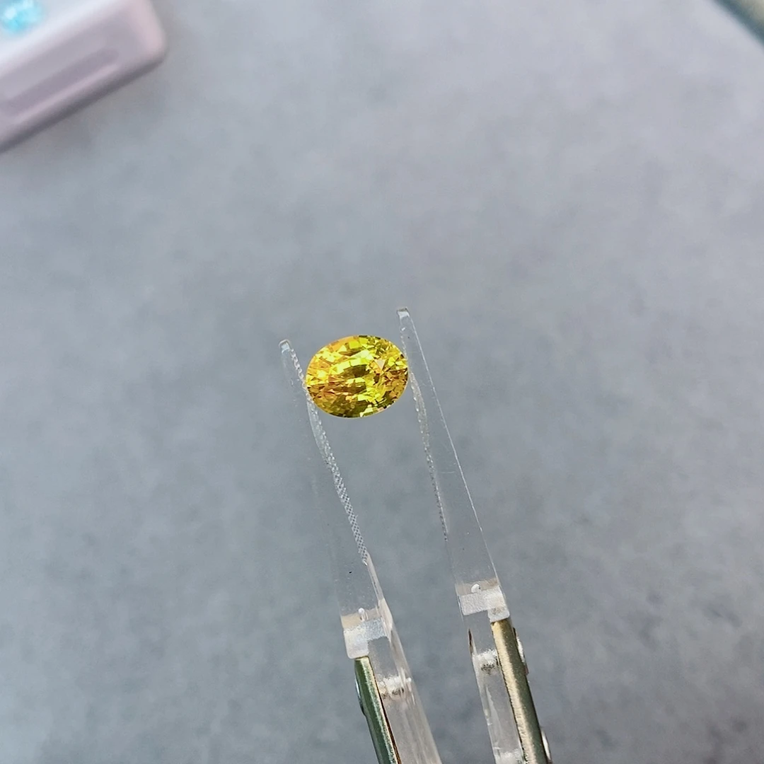 彩色蓝宝石裸石1.8ct 金丝雀