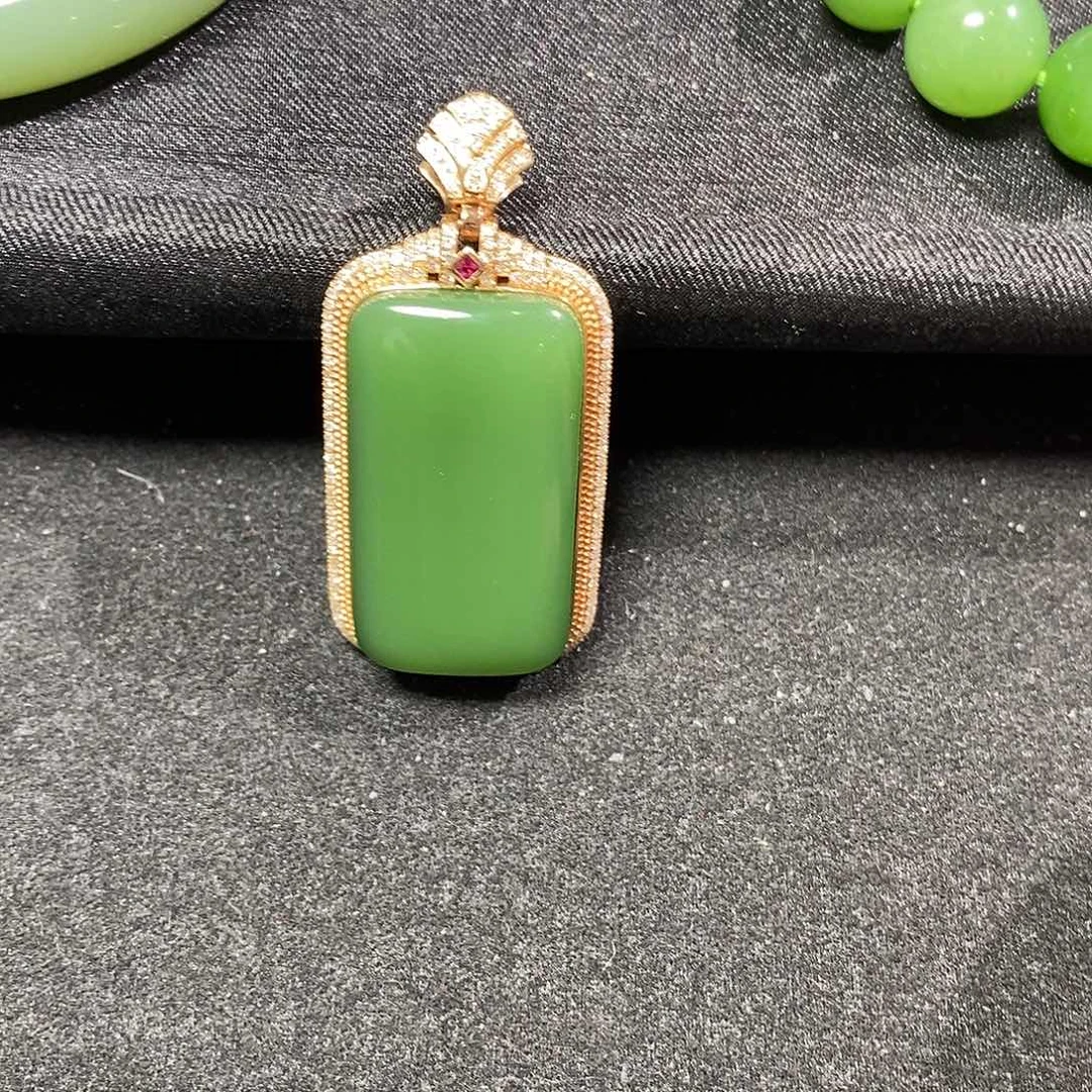 和田玉（碧玉）18K金镶嵌颈饰