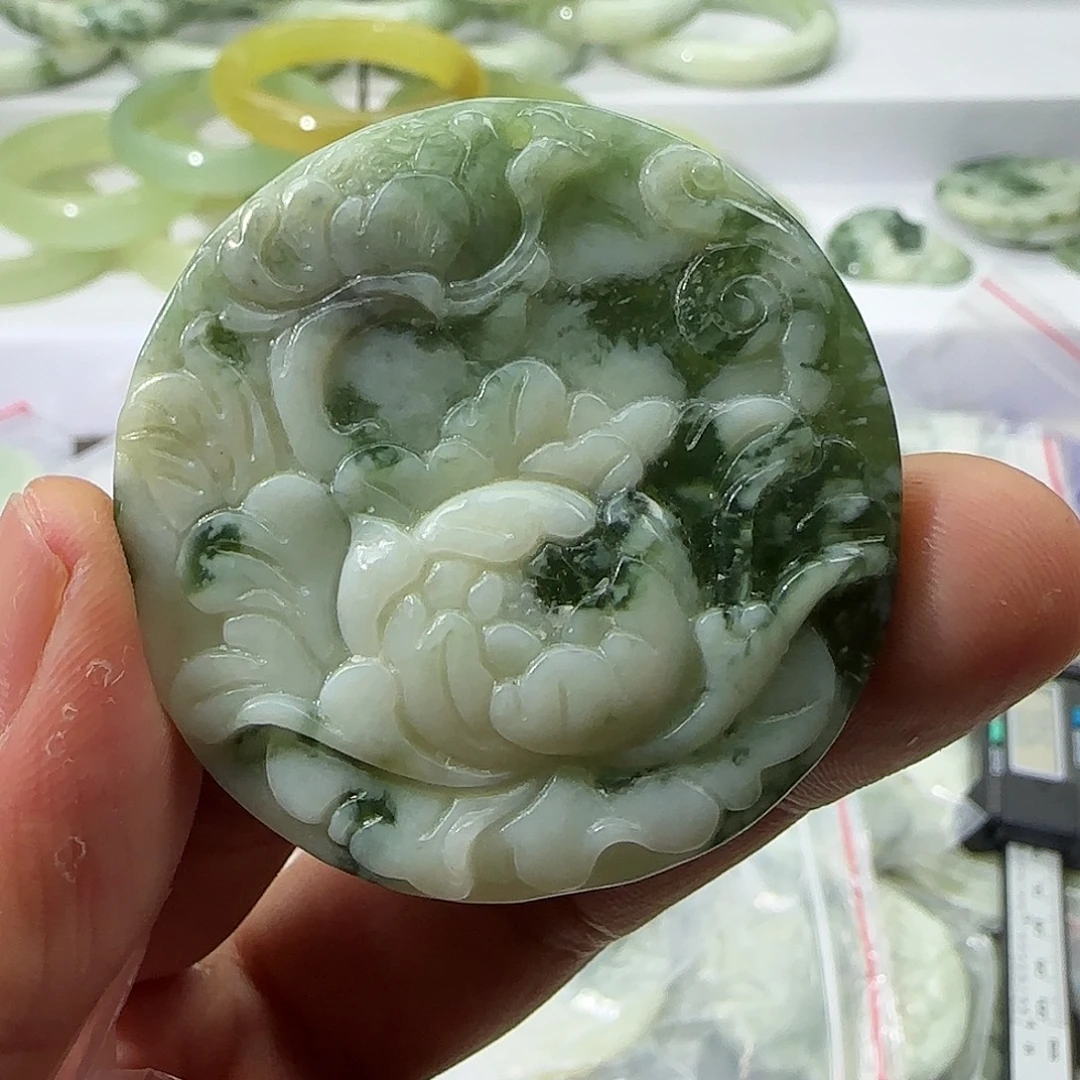 透闪石-蛇纹石玉未镶嵌颈饰