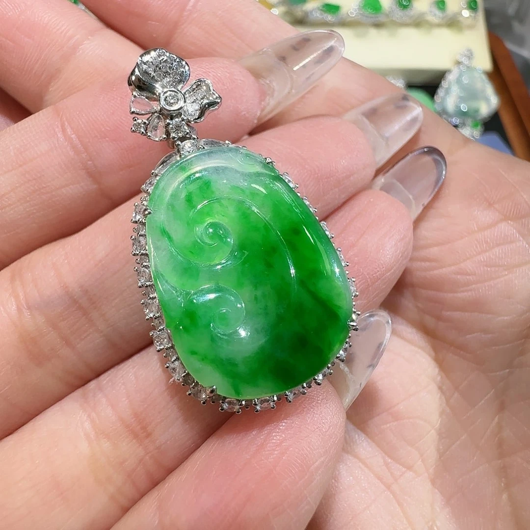 【闪购商品】颈饰18K金镶嵌翡翠