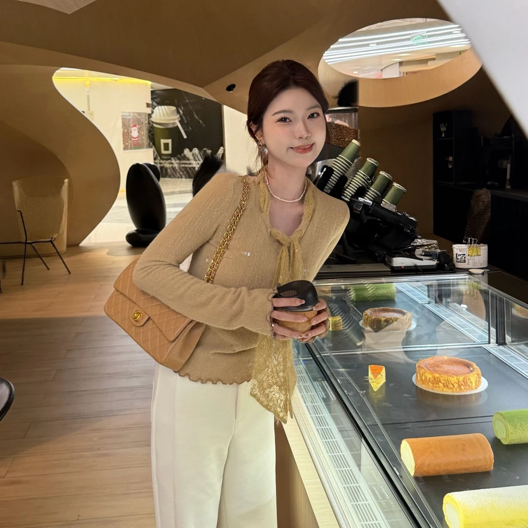 【木棉雅】法式温柔感V领蕾丝绑带针织衫女气质木耳边绒毛上衣冬