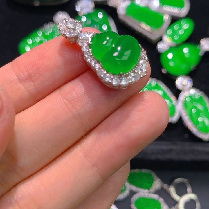 翡翠银S925镶嵌颈饰一个