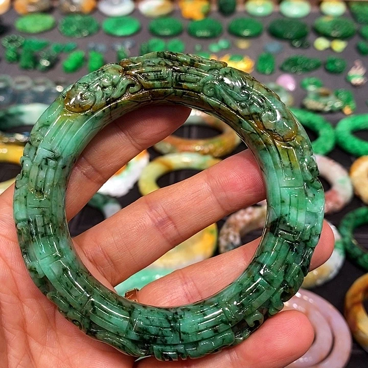 翡翠手镯未镶嵌翡翠