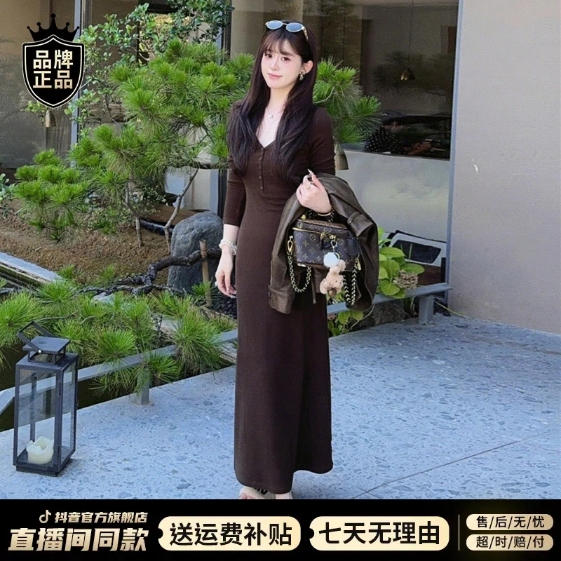 法式v领灰色针织连衣裙子女早秋季2025新款气质内搭打底包臀长裙