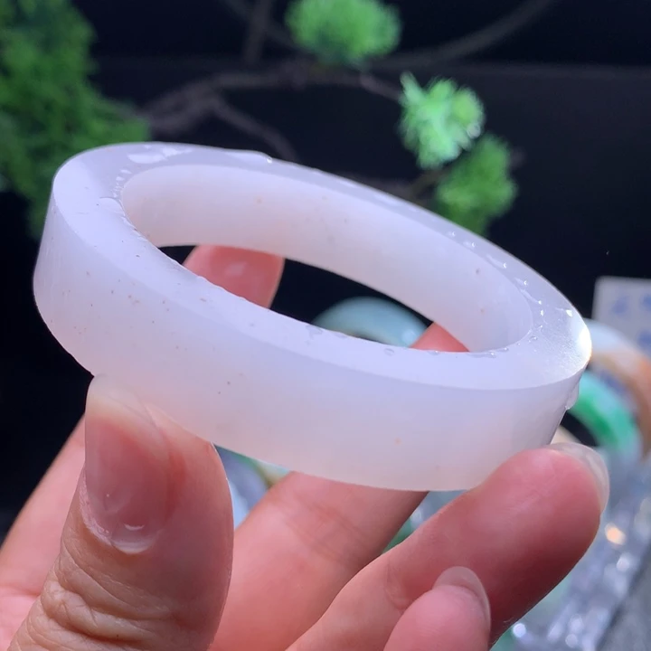 未镶嵌翡翠手镯定制翡翠