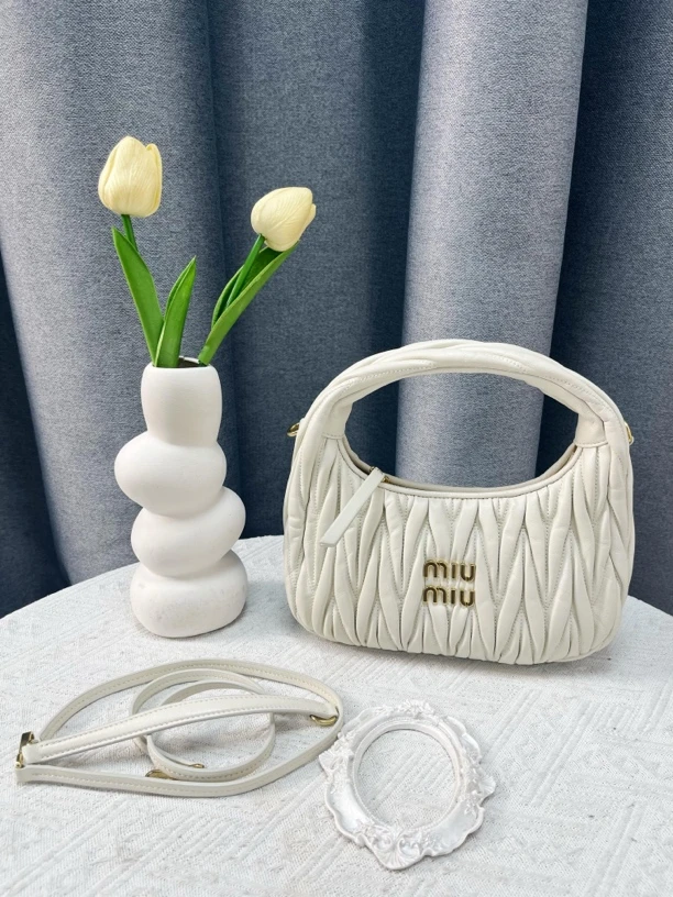 99新 MIU MIU/缪缪 miumiu白色hobo包小号48798571尾款链接