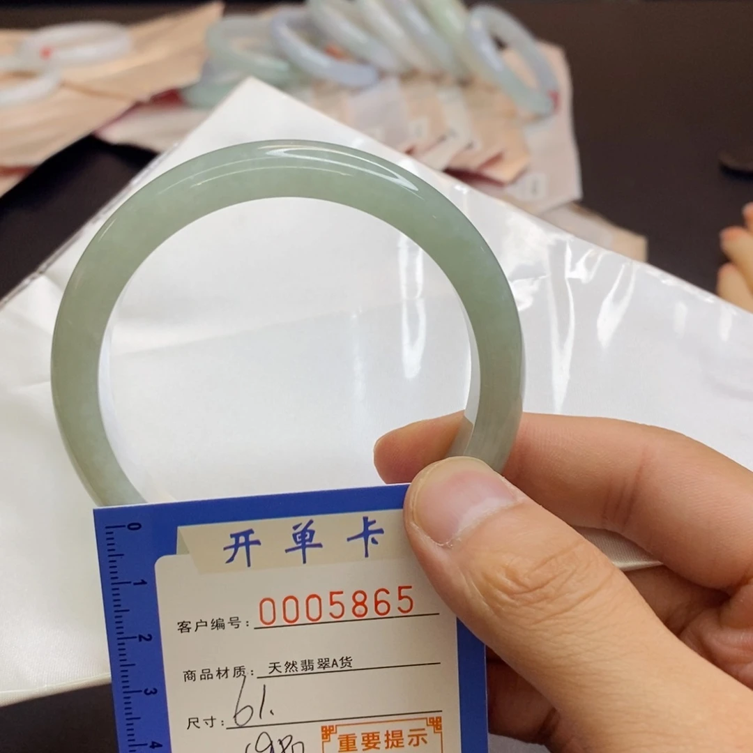 翡翠手镯未镶嵌翡翠