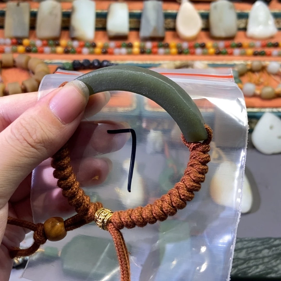 和田玉颈饰未镶嵌流***光