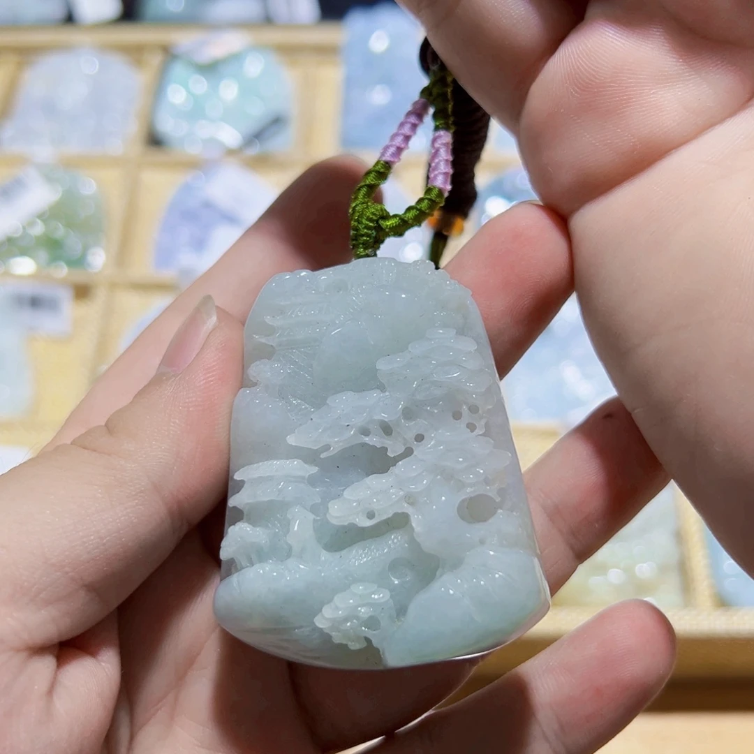 翡翠未镶嵌颈饰山水