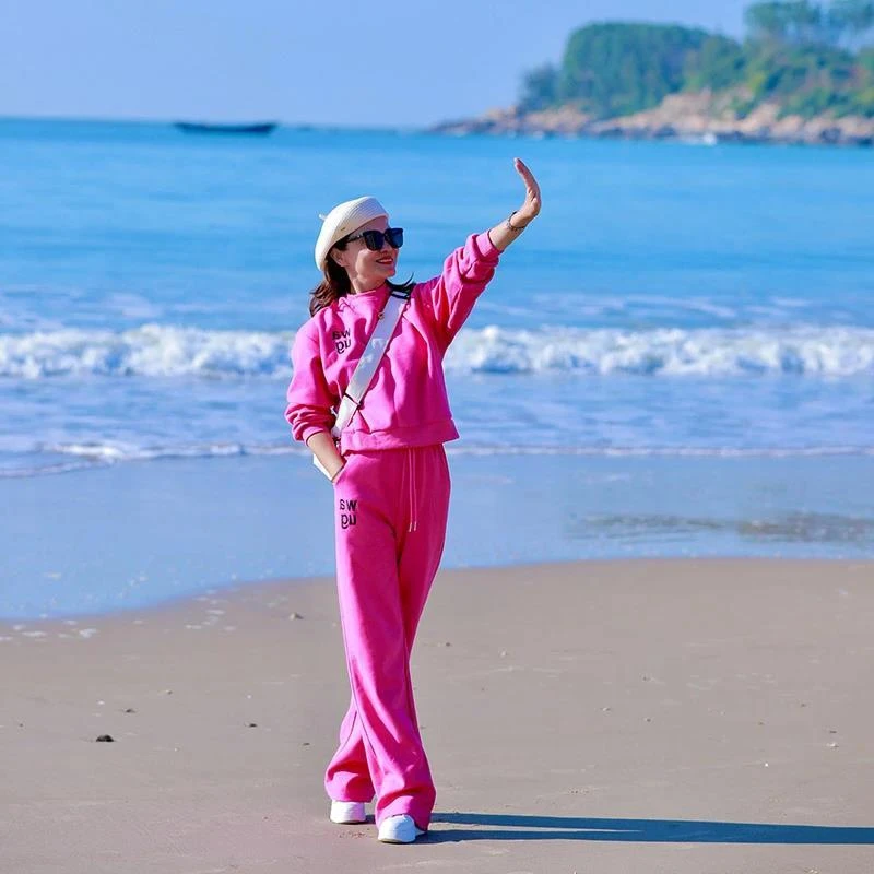 2025年春季运动服套装简约刺绣玫红色圆领套头卫衣直筒裤两件套女