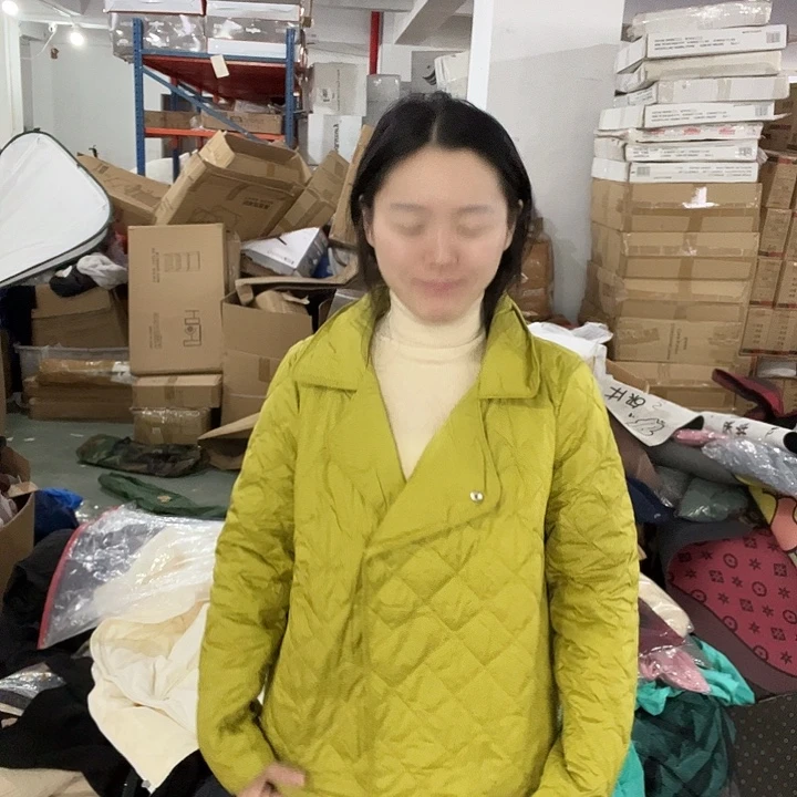 绿色格子外套。 120斤